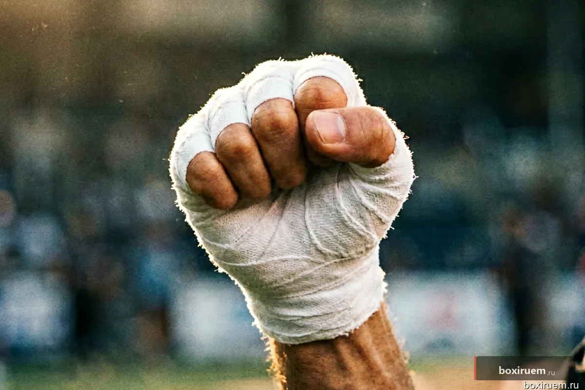 Крупный план кулака с белыми бинтами в воздухе