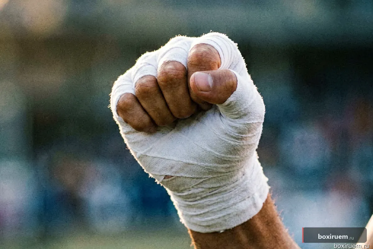 Вид сбоку на кулак в полете, акцент на белые бинты