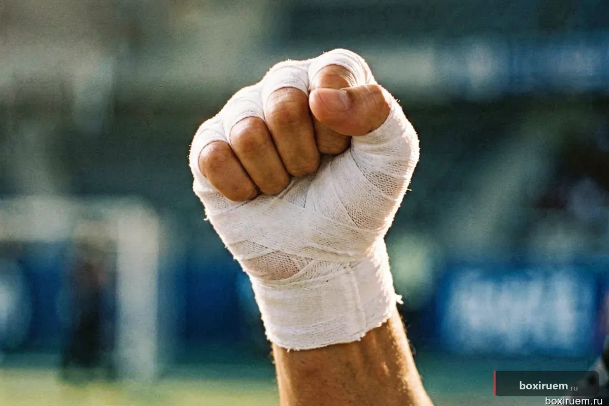 Вид сбоку на кулак в воздухе, акцент на костяшках и бинтах