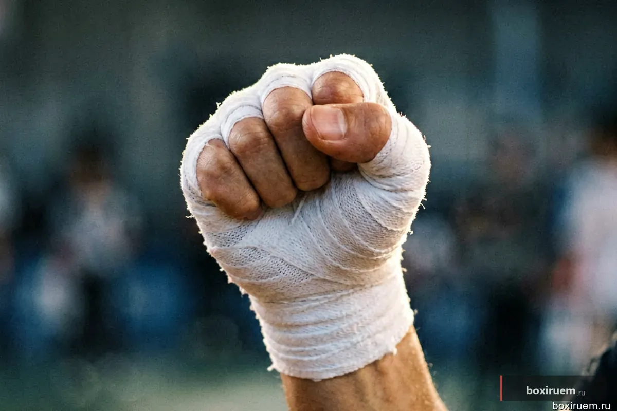 Крупный план кулака с белыми бинтами в воздухе