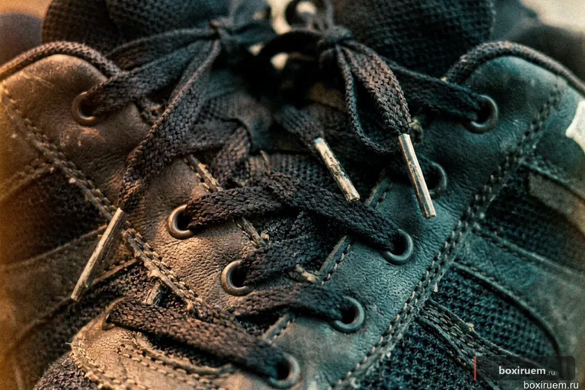 Макроплан строчки и шнурков на кожаной перчатке